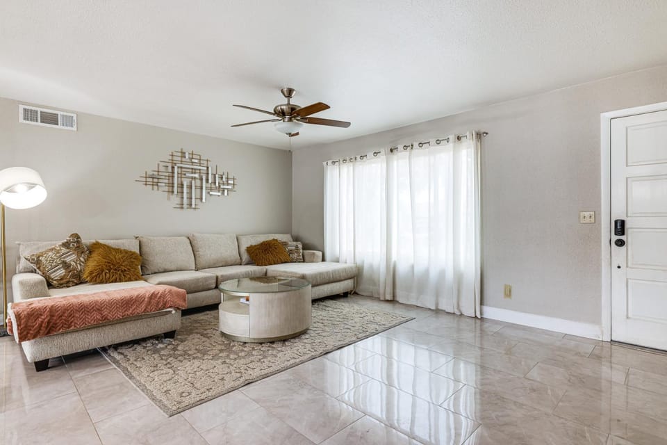 Backyard Oasis! Family-Friendly Tempe Retreat House in Tempe