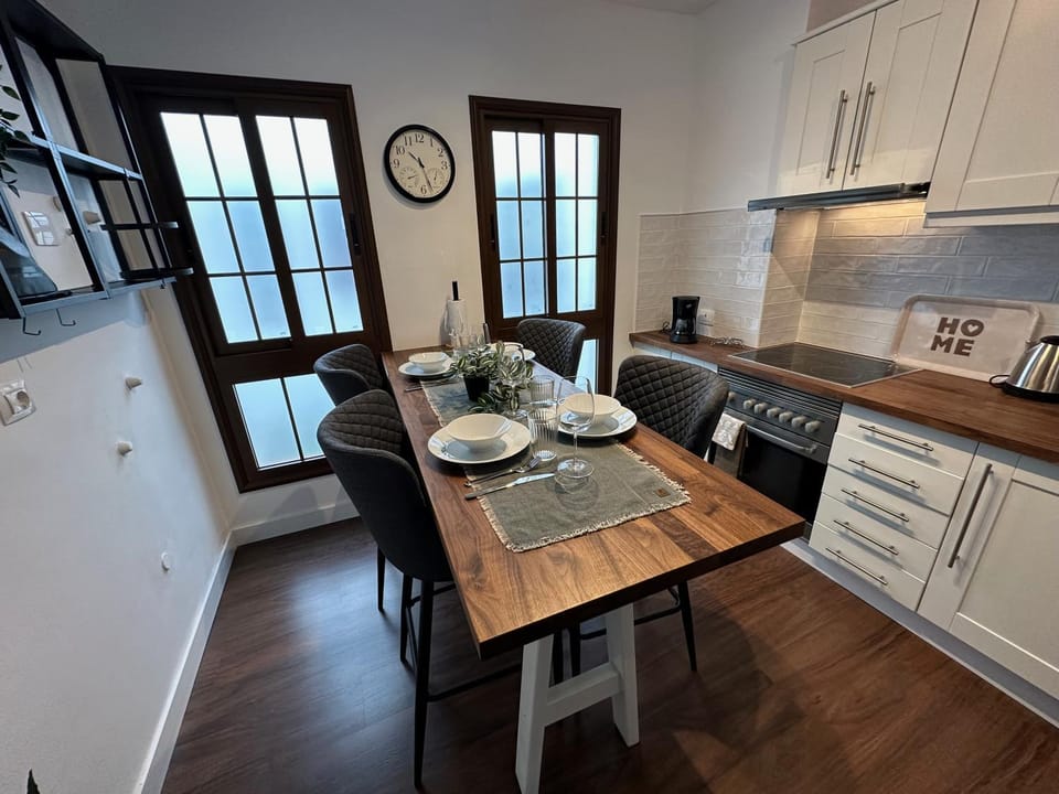 Kitchen or kitchenette, Dining area