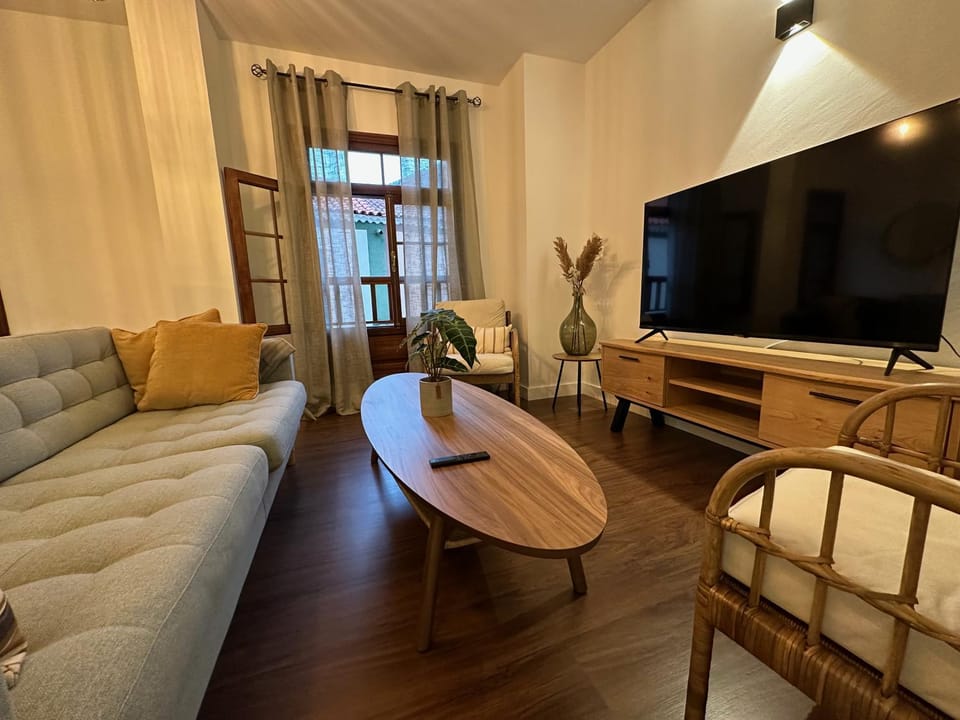 Communal lounge/ TV room, TV and multimedia, Living room, Seating area