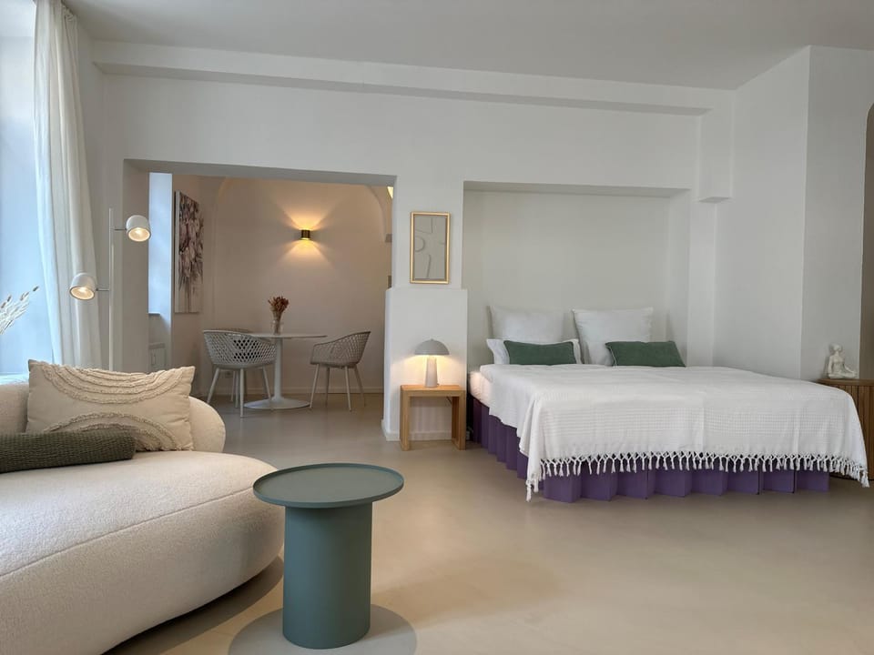 Bed, Living room, Seating area, Dining area, Bedroom