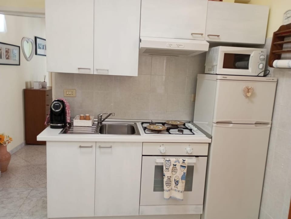 Coffee/tea facilities, Kitchen or kitchenette, oven, stove