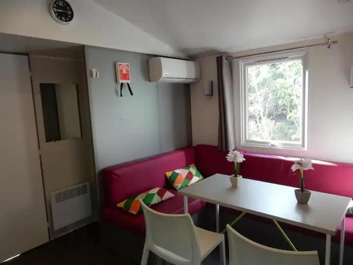 Living room, Decorative detail, Seating area, Dining area, air conditioner