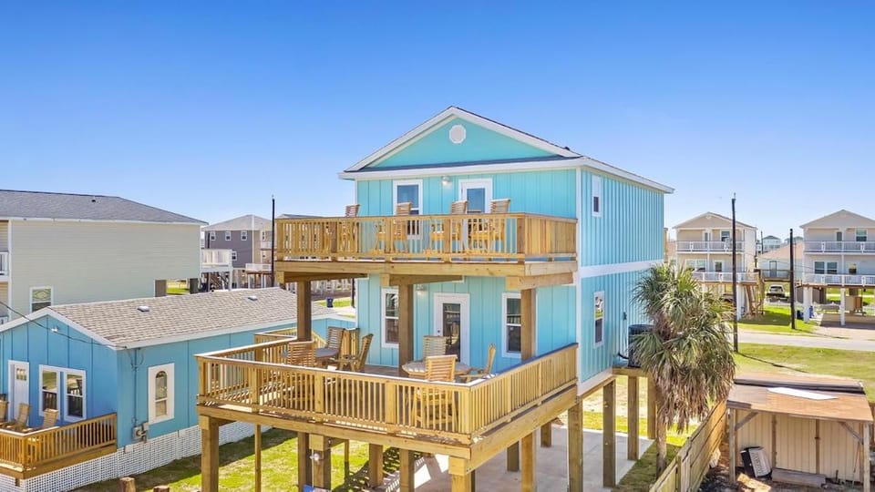 Spacious Surfside House One Minute to Beach House in Surfside Beach