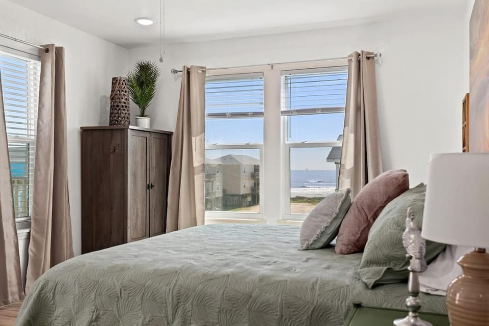 Spacious Surfside House One Minute to Beach House in Surfside Beach