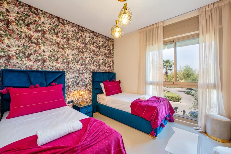 Bed, Living room, Photo of the whole room, Seating area, Bedroom, towels