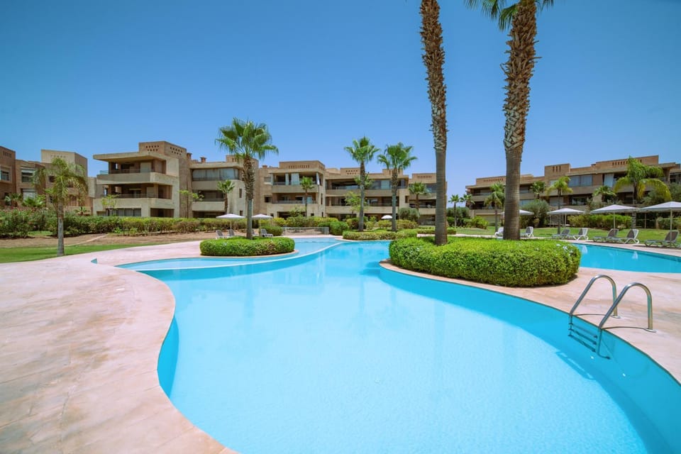 Property building, Day, Pool view, Swimming pool, sunbed