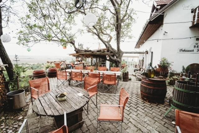 Property building, Patio, Restaurant/places to eat, Garden