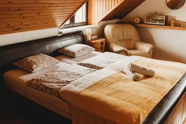 Photo of the whole room, Bedroom