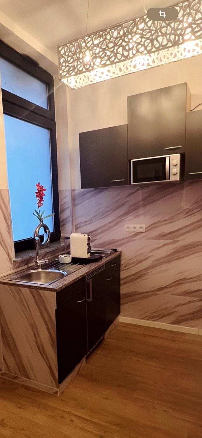 Kitchen or kitchenette, minibar