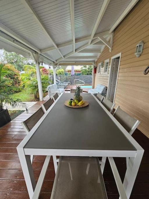Villa Domi des Caraïbes confortable avec une piscine chauffée, une citerne tampon, accès Netflix, adaptée pour l'accueil de jeunes enfants avec une piscine sécurisée et des jouets Villa in Leeward Islands