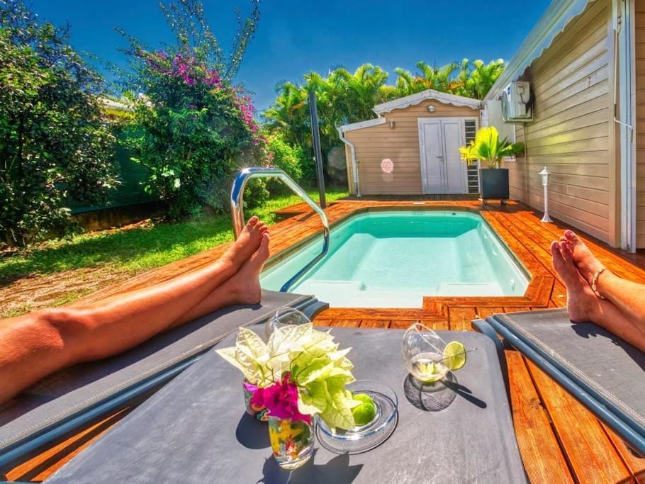 Villa Domi des Caraïbes confortable avec une piscine chauffée, une citerne tampon, accès Netflix, adaptée pour l'accueil de jeunes enfants avec une piscine sécurisée et des jouets Villa in Leeward Islands