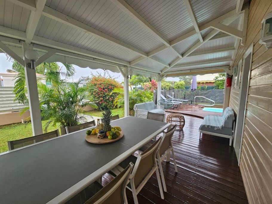 Villa Domi des Caraïbes confortable avec une piscine chauffée, une citerne tampon, accès Netflix, adaptée pour l'accueil de jeunes enfants avec une piscine sécurisée et des jouets Villa in Leeward Islands