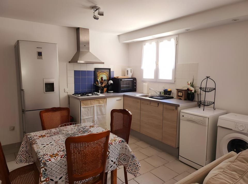Property building, Kitchen or kitchenette, Living room