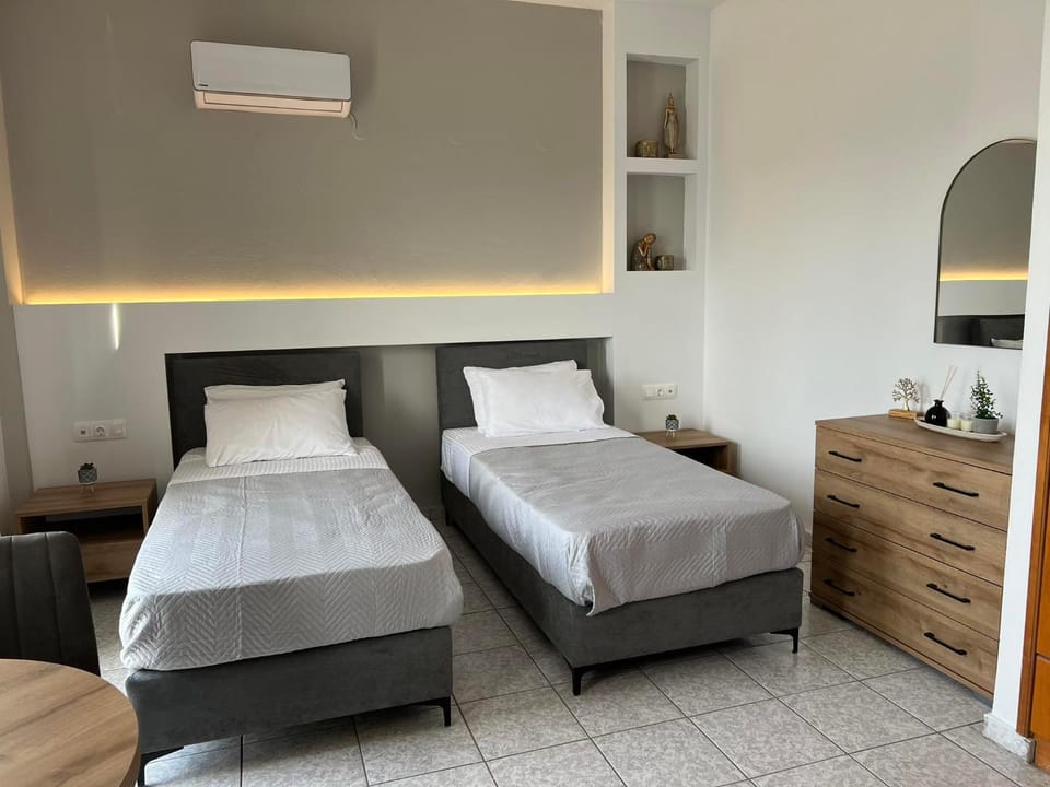 Bed, Photo of the whole room, air conditioner