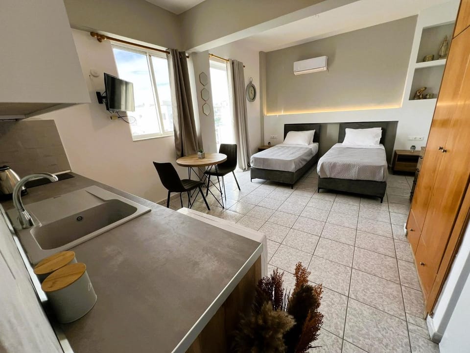 Bed, TV and multimedia, Kitchen or kitchenette, Photo of the whole room, Bedroom