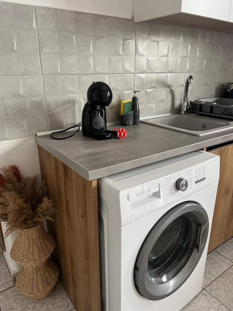 Kitchen or kitchenette, stove, washing machine