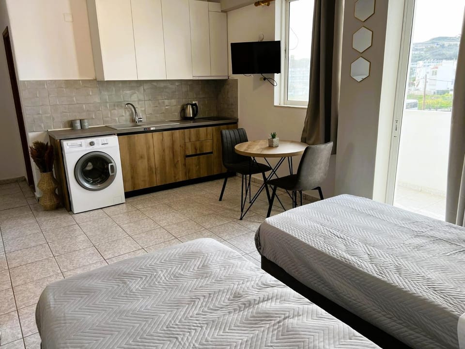 TV and multimedia, Kitchen or kitchenette, Photo of the whole room, Dining area, Bedroom, washing machine