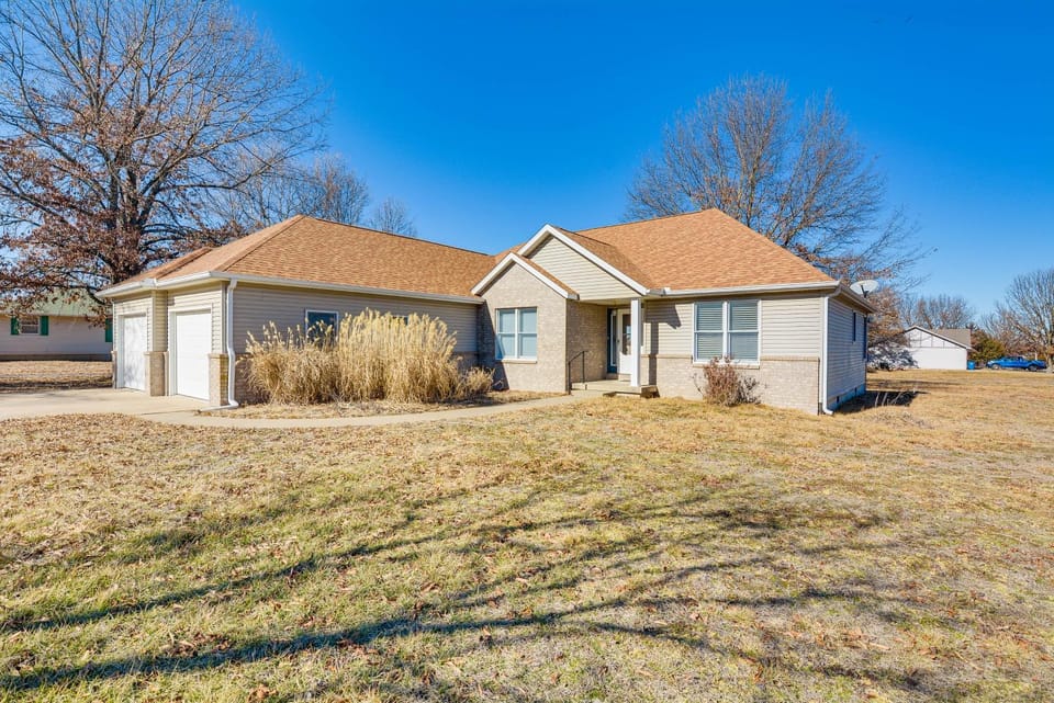 Stockton Home with Deck and Gas Grill about 1 Mi to Lake! House in Ozark Mountains