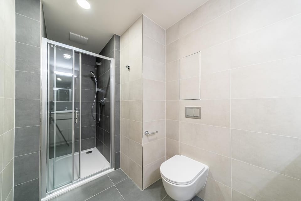 Shower, Toilet