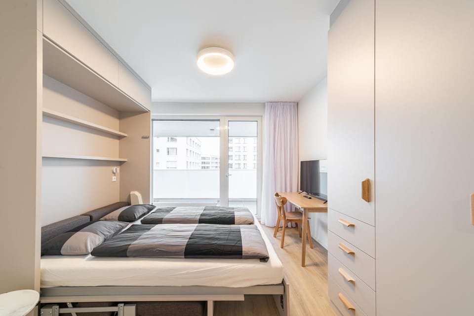 Bed, TV and multimedia, Bedroom