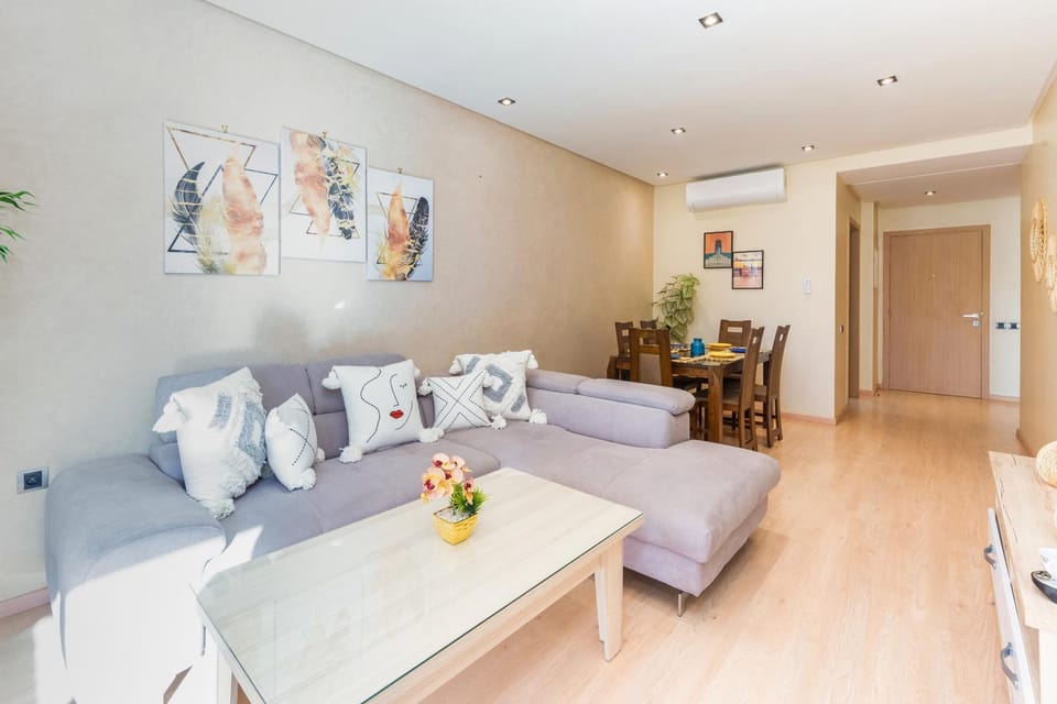 Bed, Living room, Photo of the whole room, Seating area, Bedroom, towels