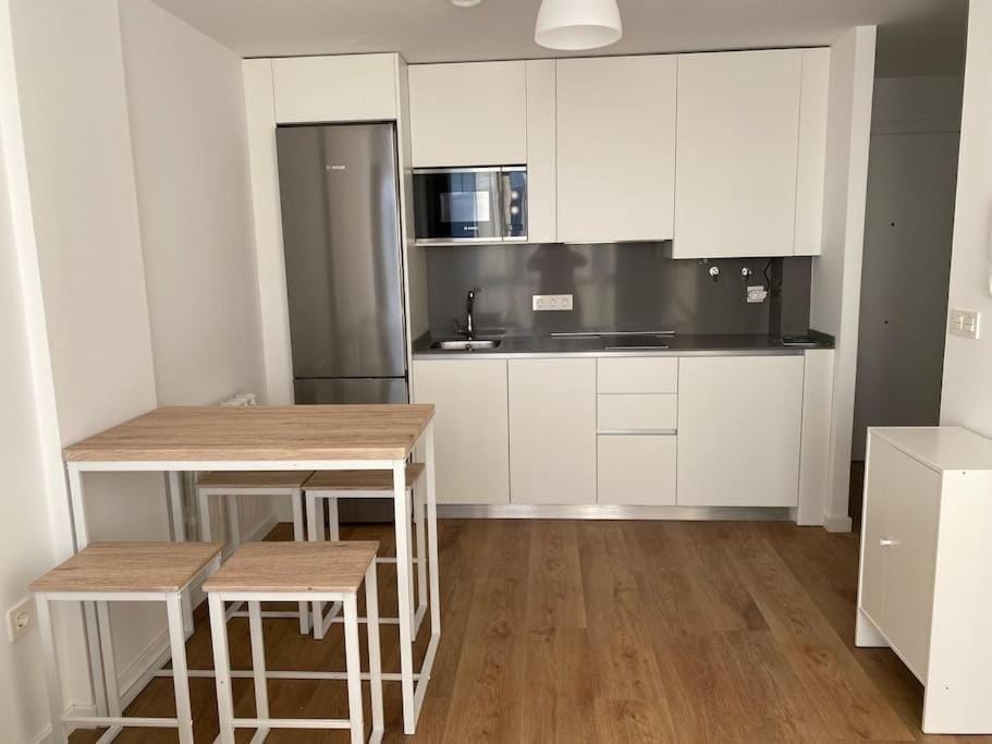 Kitchen or kitchenette, Dining area, minibar, stove