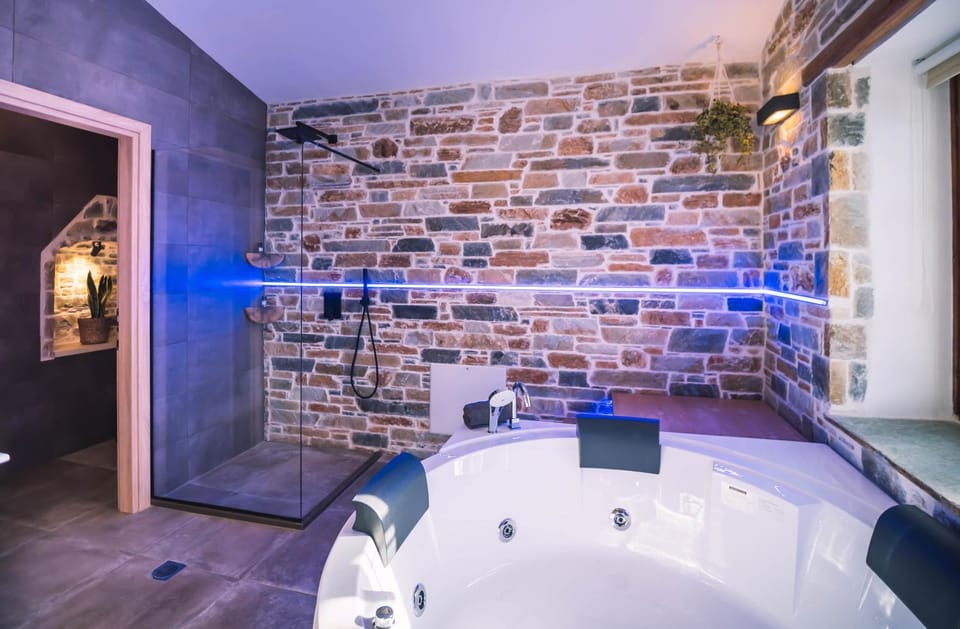 Shower, Toilet, Hot Tub, Hot Tub, Bathroom, Bath