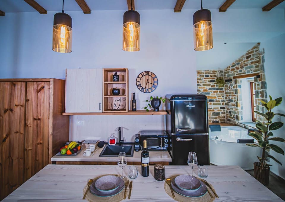 Kitchen or kitchenette, Dining area, minibar, kitchen