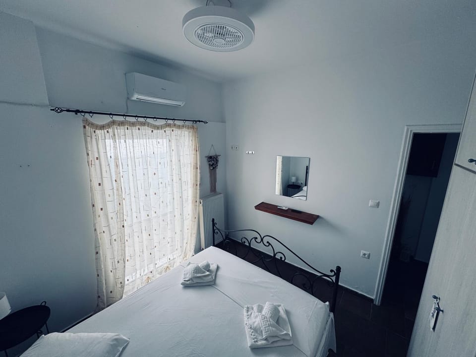 Bed, TV and multimedia, Photo of the whole room, Bedroom, towels, wardrobe, air conditioner