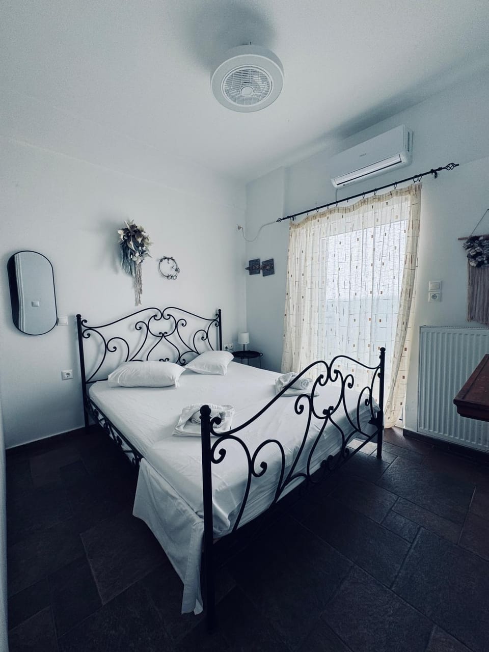 Bed, Photo of the whole room, Bedroom, internet, air conditioner