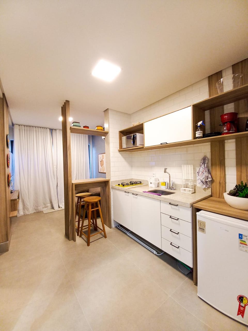 Kitchen or kitchenette, minibar, oven, stove