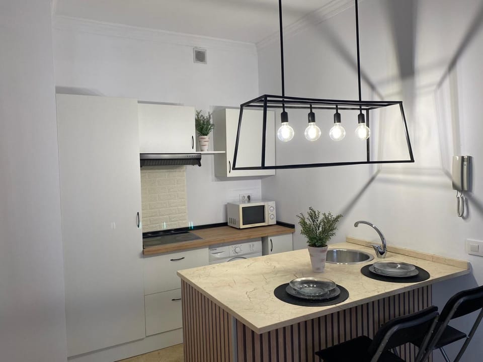 Kitchen or kitchenette, Dining area, minibar, stove