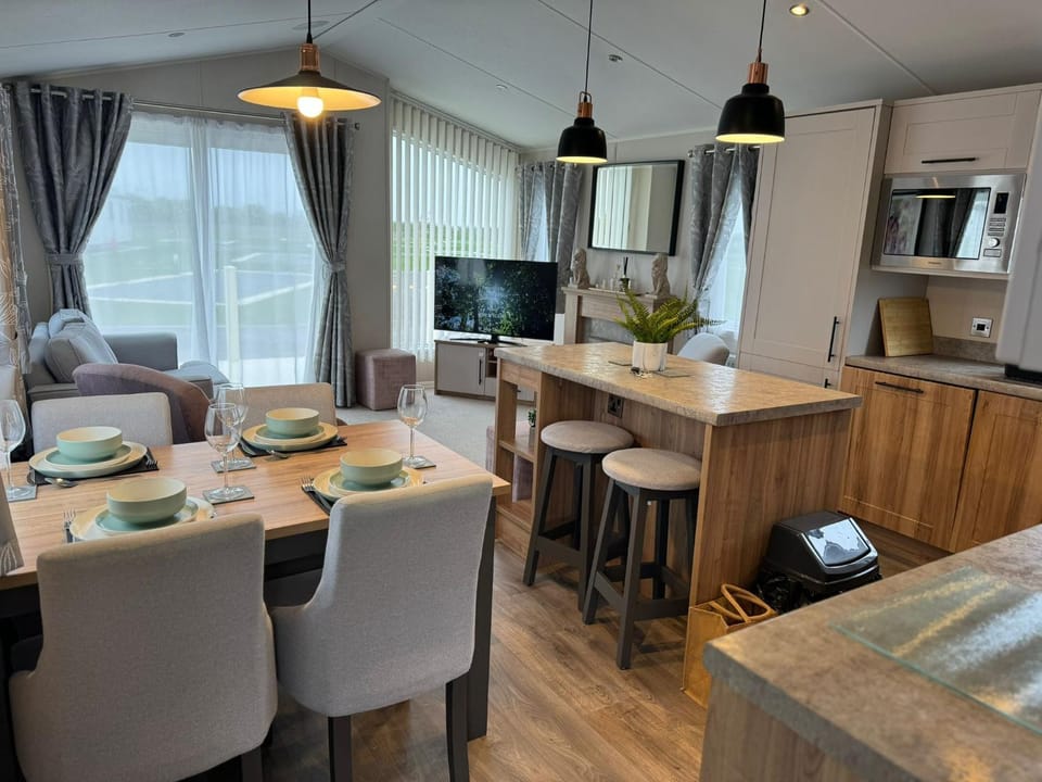 TV and multimedia, Kitchen or kitchenette, Living room, Seating area, Dining area