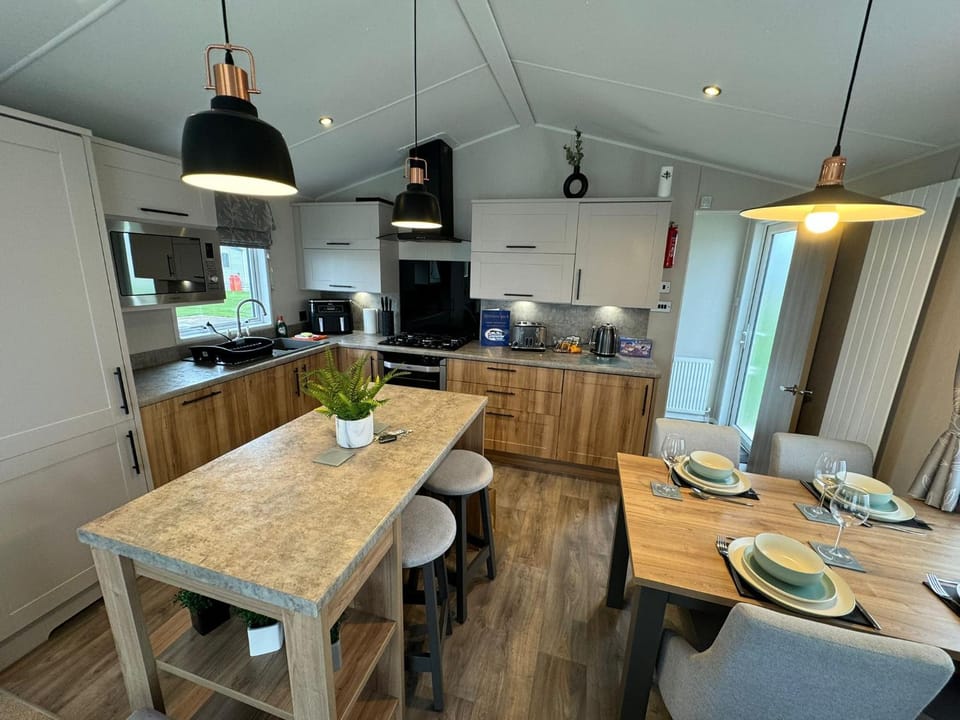 Kitchen or kitchenette, Dining area, stove