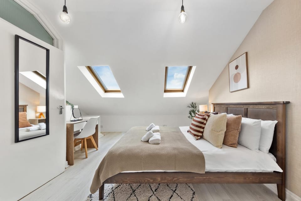 Central & Modern 1 Bed Apartment - 3min to Train Station & Sleeps 4 - The Holloway Suite - Mid-Long Term Stays Apartment in London Borough of Islington