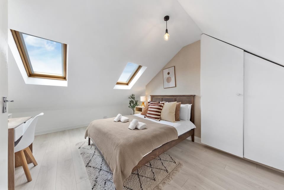 Central & Modern 1 Bed Apartment - 3min to Train Station & Sleeps 4 - The Holloway Suite - Mid-Long Term Stays Apartment in London Borough of Islington