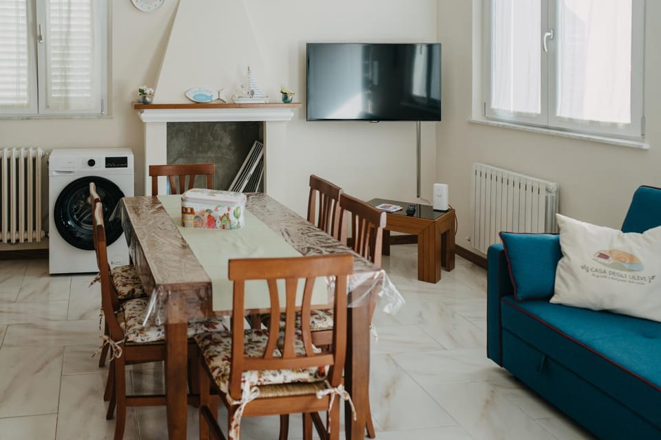 TV and multimedia, Living room, Seating area, Dining area, Evening entertainment, air conditioner