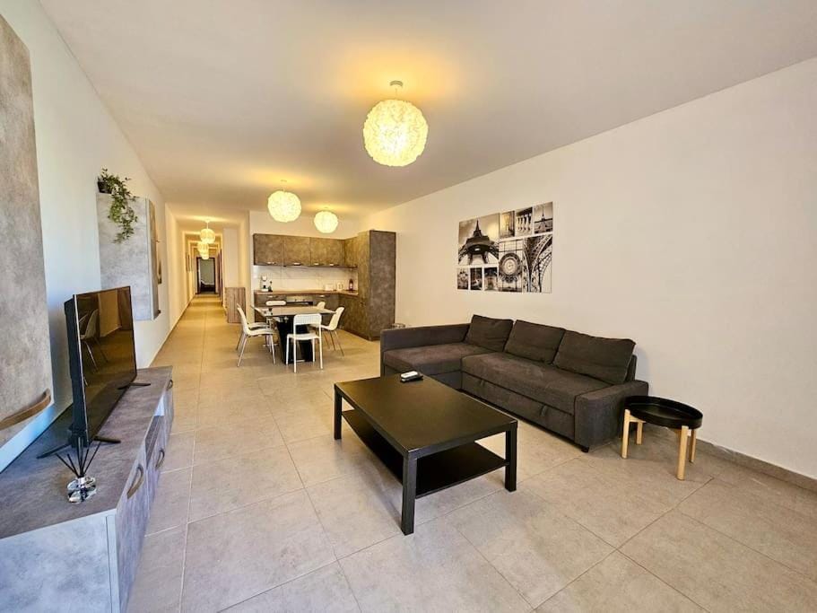 Sleeps 6 Spacious Apartment St Pauls Bay Apartment in Saint Paul's Bay