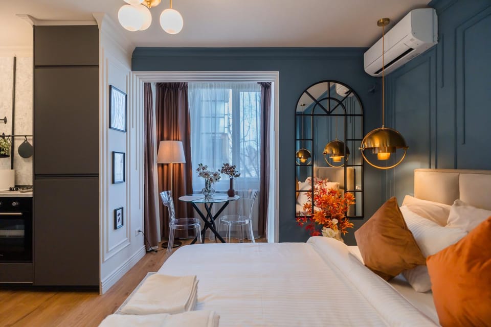 Bed, Seating area, Dining area, Bedroom, air conditioner