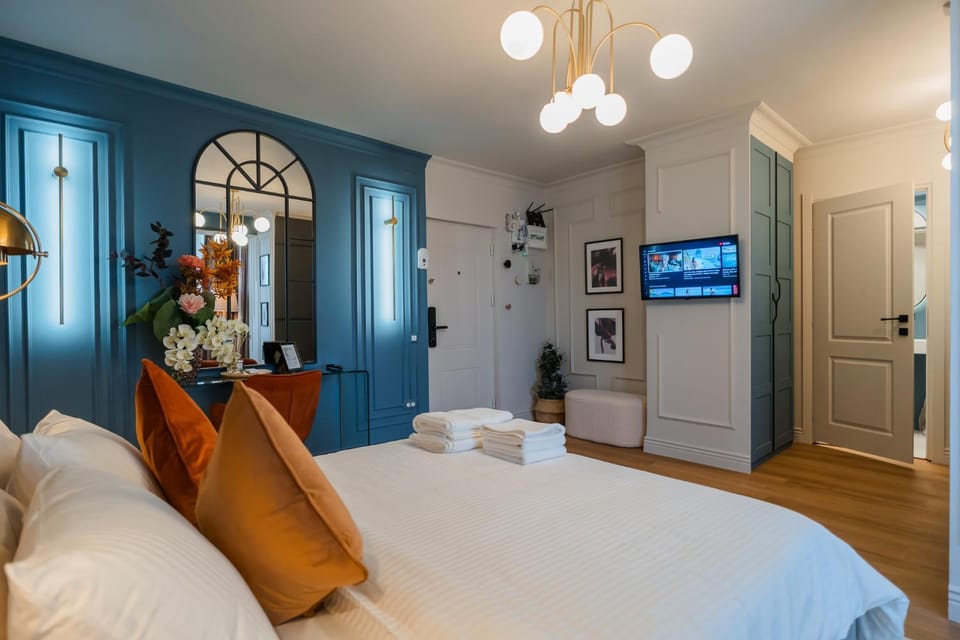 Bed, TV and multimedia, Seating area, Bedroom