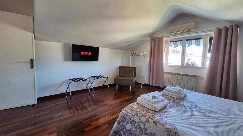 Bed, TV and multimedia, Photo of the whole room, Bedroom, towels, air conditioner