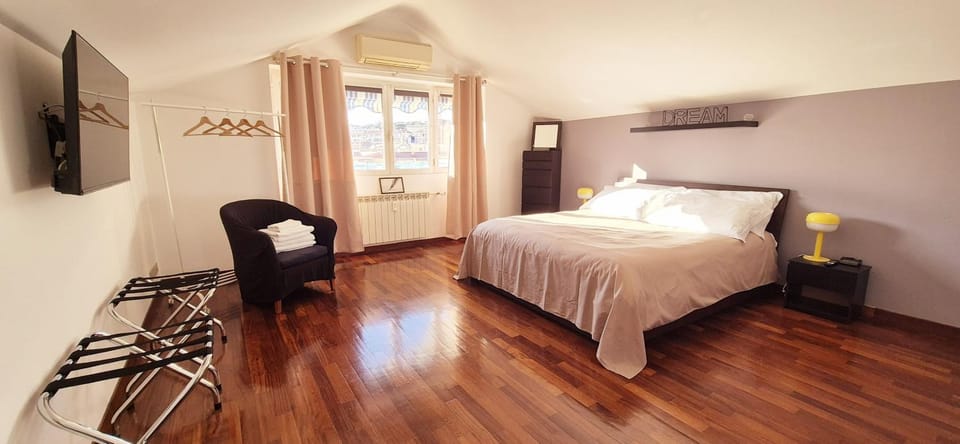 Bed, TV and multimedia, Photo of the whole room, Evening entertainment, Bedroom