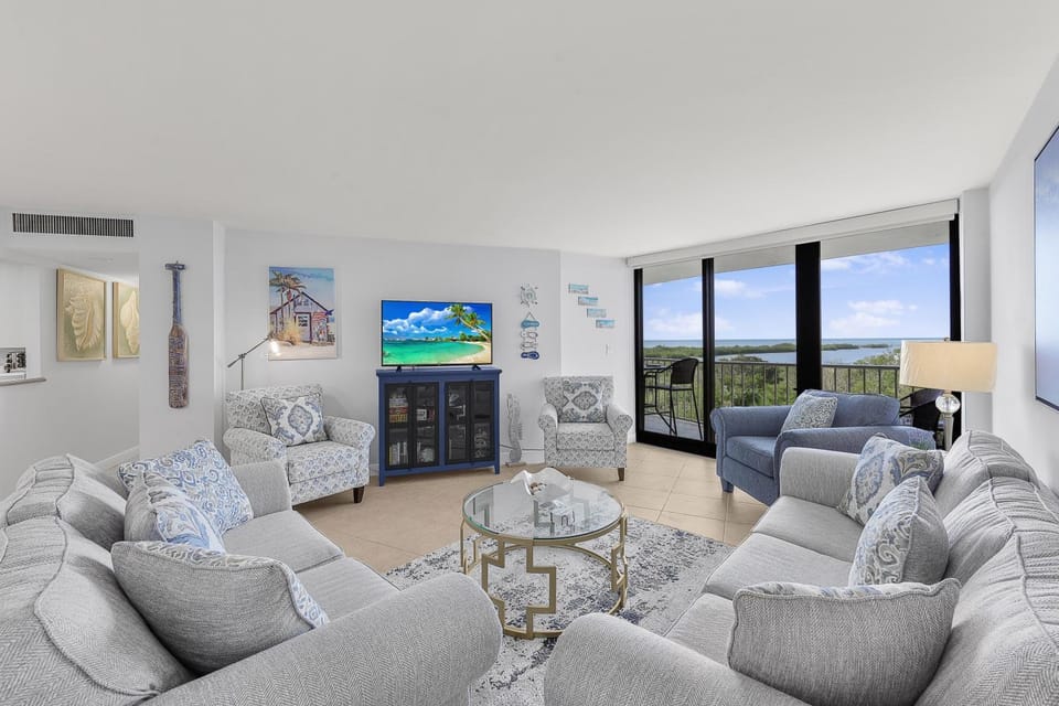 Beachfront condo with NW exposure, grills and pool House in Marco Island