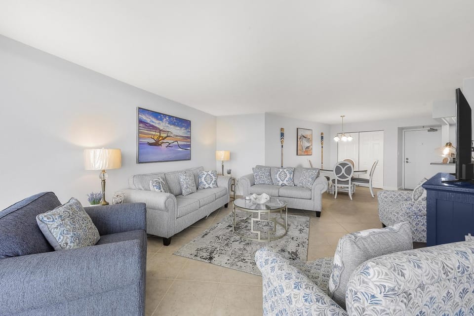 Beachfront condo with NW exposure, grills and pool House in Marco Island