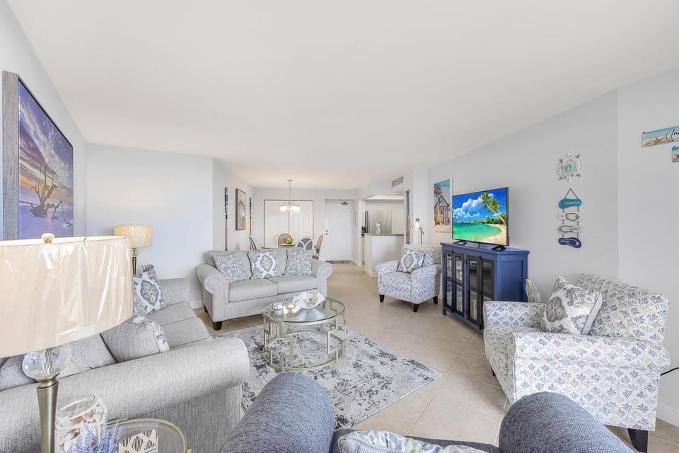 Beachfront condo with NW exposure, grills and pool House in Marco Island