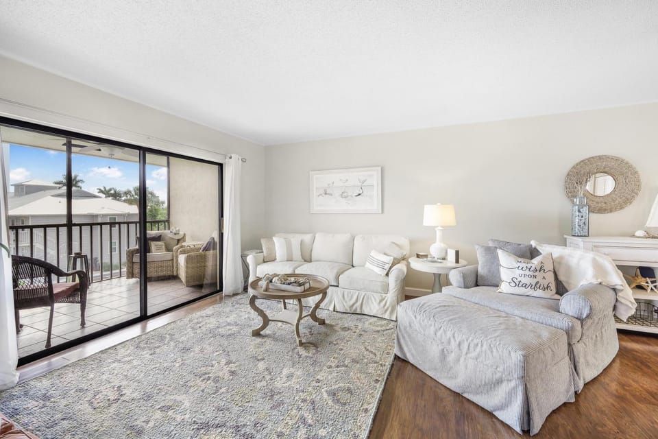 Central condo with pool and short walk to restaurants House in Marco Island
