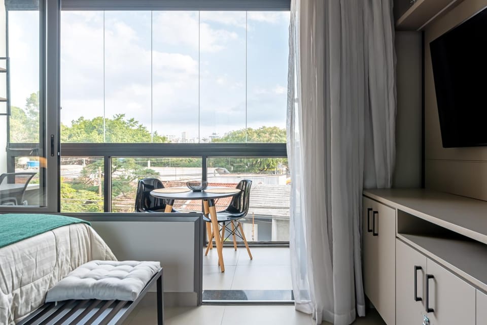 Bed, TV and multimedia, View (from property/room), Balcony/Terrace, Photo of the whole room, Street view, Quiet street view
