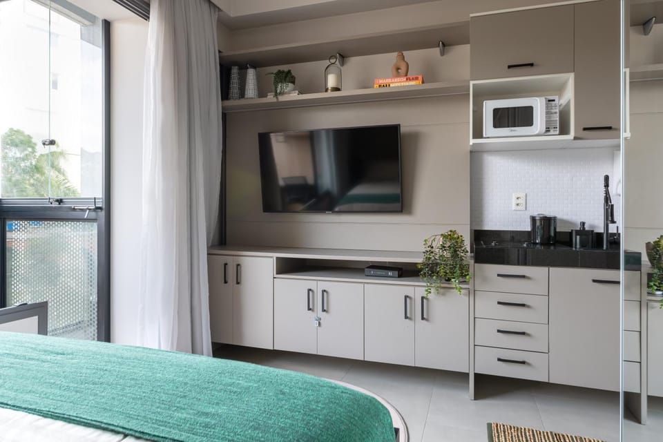 Bed, TV and multimedia, Balcony/Terrace, Kitchen or kitchenette, Photo of the whole room, Bedroom, Communal kitchen, locker, microwave, wardrobe, kitchen