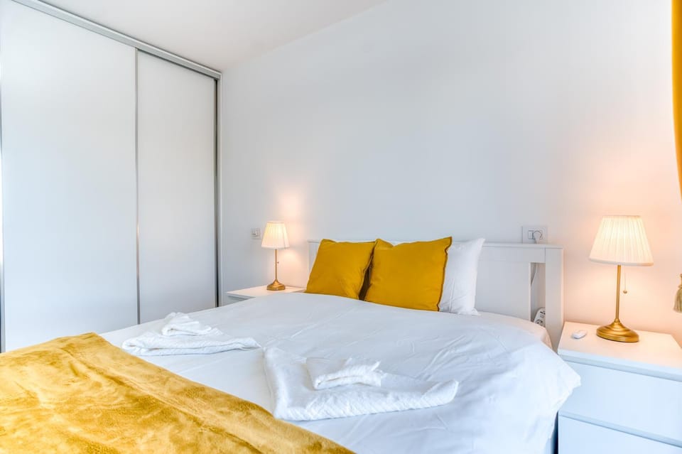 Bed, Bedroom, towels, wardrobe