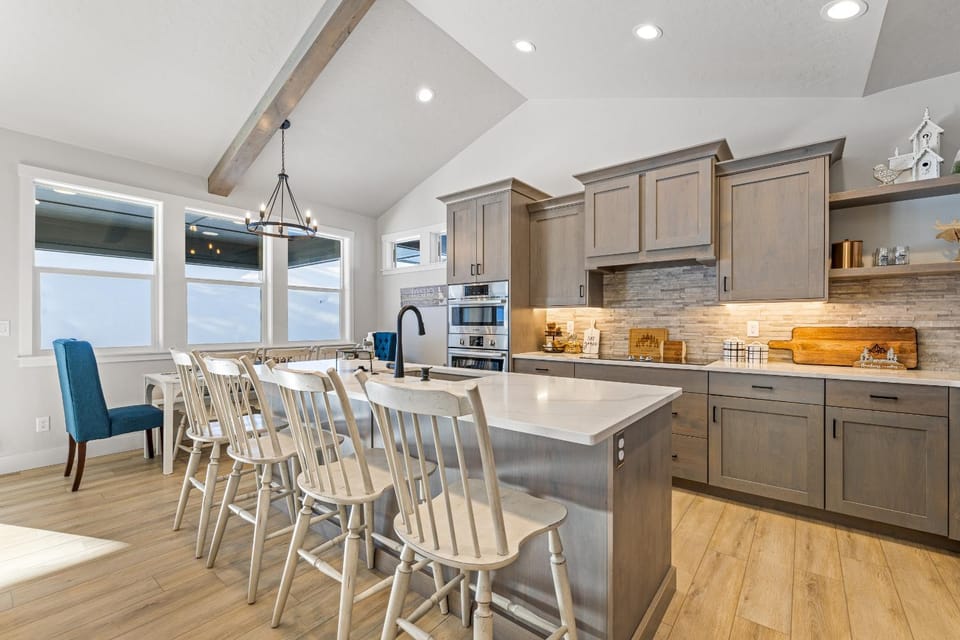 New Mountain Bluebird - walk to lake, golf, and town - game rm - family friendly - sleeps 14 House in Cascade